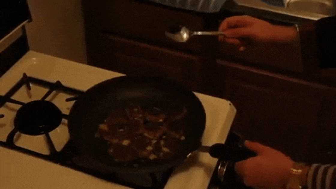 Frikkadel
meatballs in tomato sauce Frikkadel
meatballs in tomato sauce