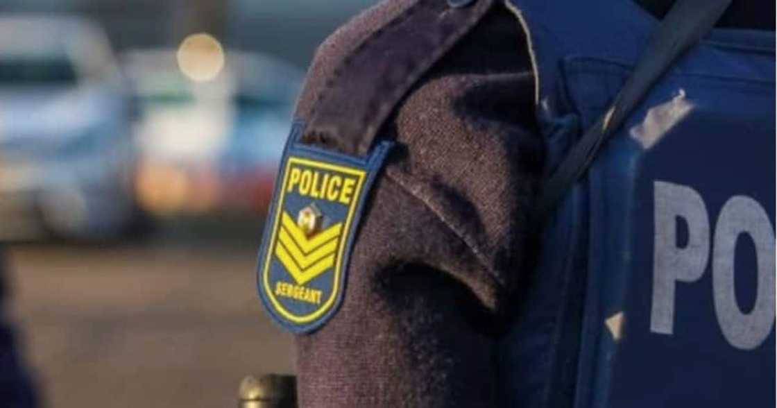 Police officers rescues armed robbers Police officers rescues armed robbers