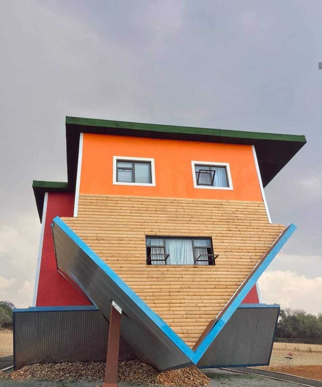 Who built the Upside Down House? Who built the Upside Down House?