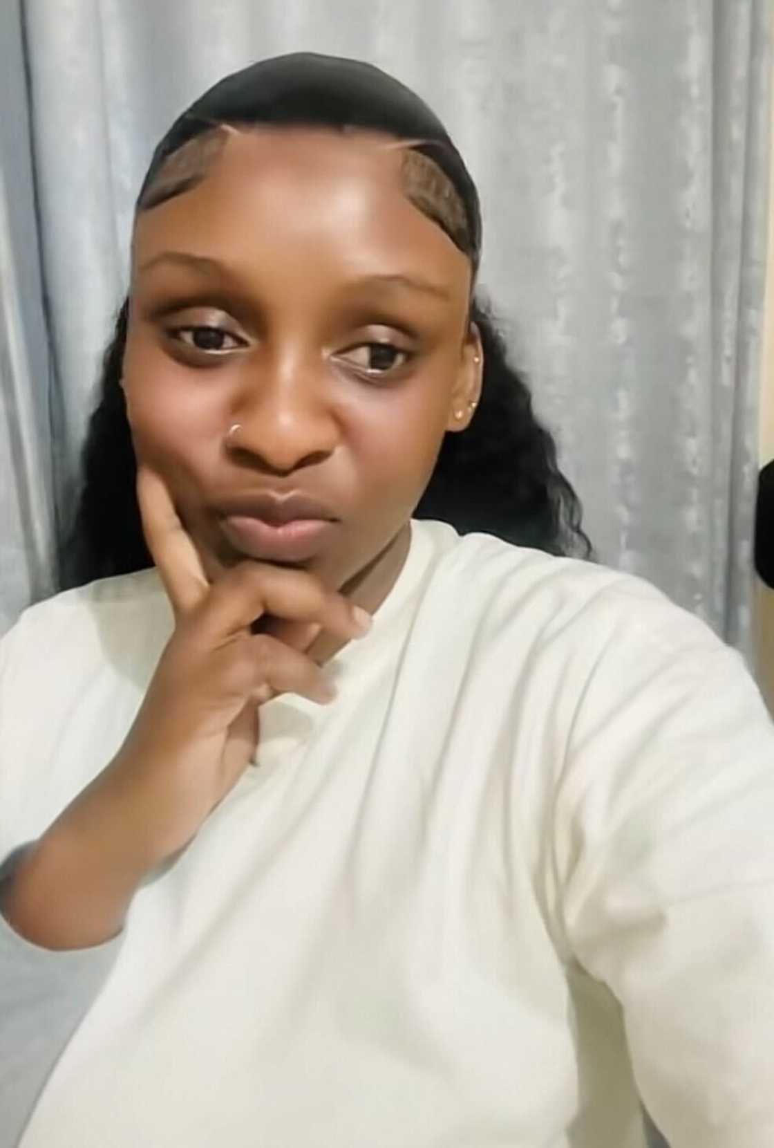 A woman appeared in a TikTok video, showing her act of buying school uniforms for her late friend. A woman appeared in a TikTok video, showing her act of buying school uniforms for her late friend.