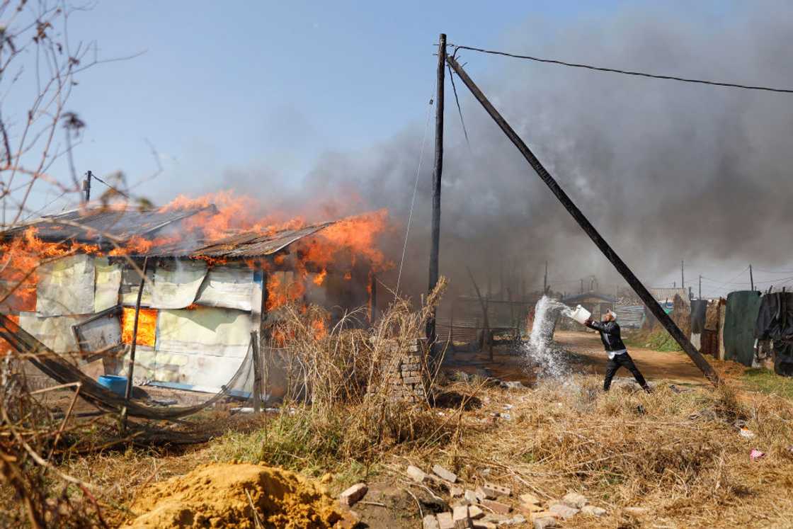 Community members tried to extinguish a fire that took six lives in Ekurhuleni Community members tried to extinguish a fire that took six lives in Ekurhuleni