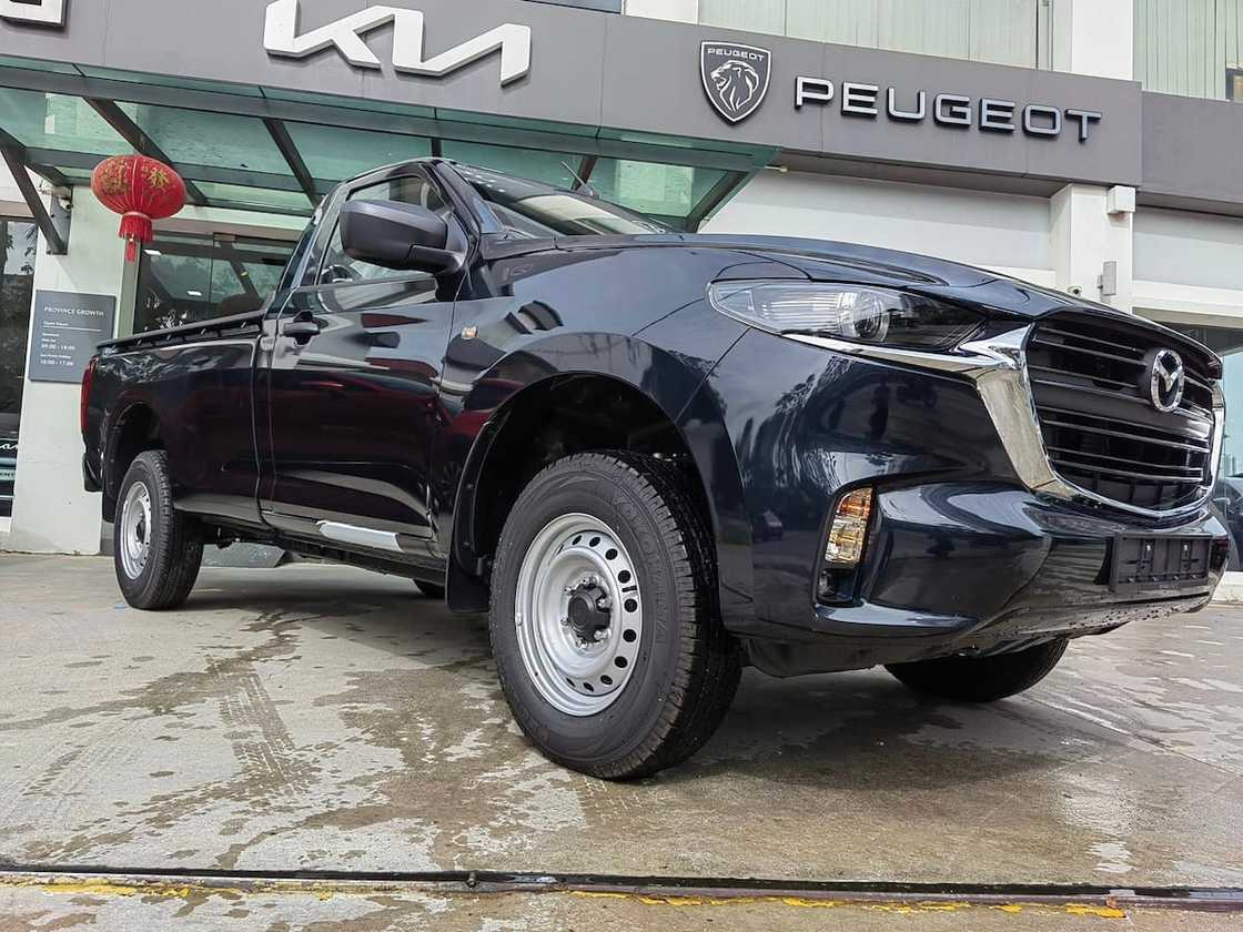 A black Mazda BT-50 2500D A black Mazda BT-50 2500D