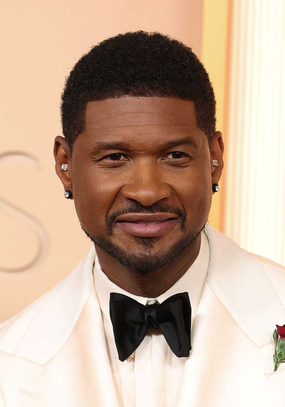 Usher's awkward moment on stage. Usher's awkward moment on stage.