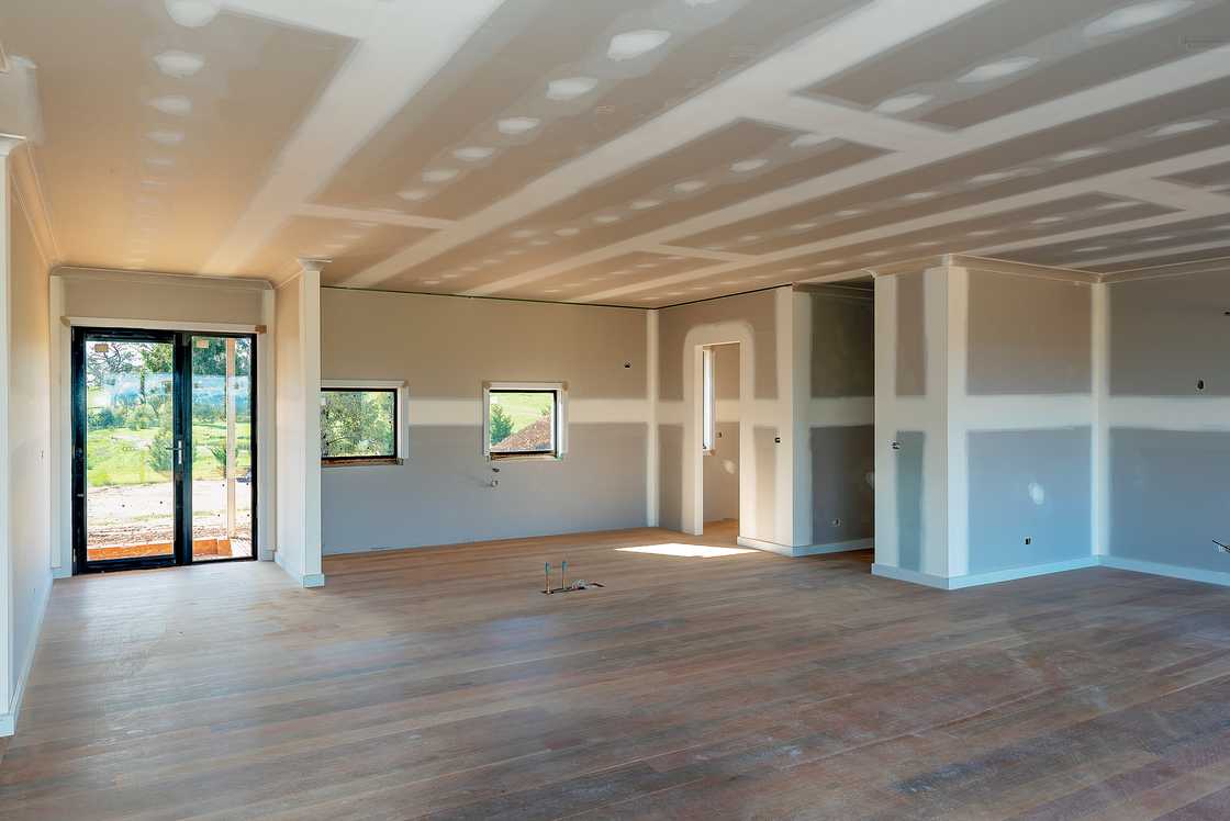 A husband and wife build a mansion together