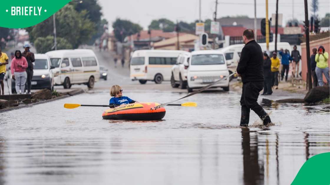 Helen Zille rowed a boat in a Johannesburg road. Helen Zille rowed a boat in a Johannesburg road.