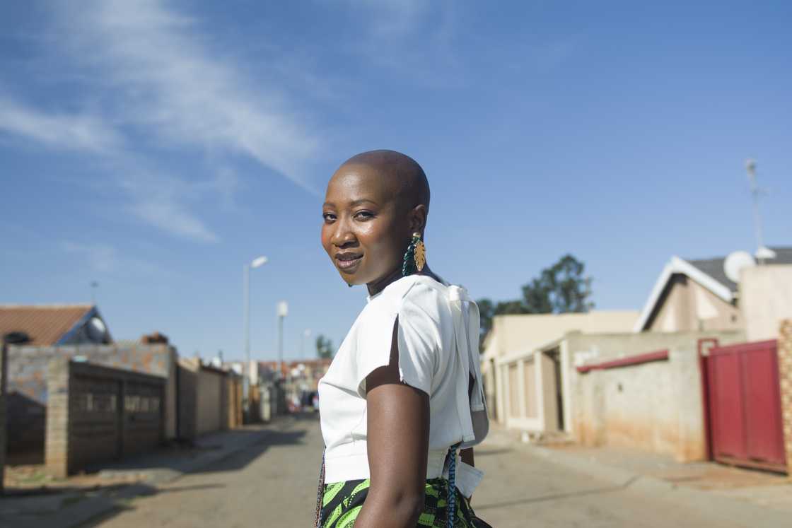 South African community helps woman getting robbed