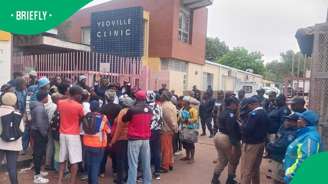 Residents clashed with foreign nationals outside the Yeoville Clinic Residents clashed with foreign nationals outside the Yeoville Clinic