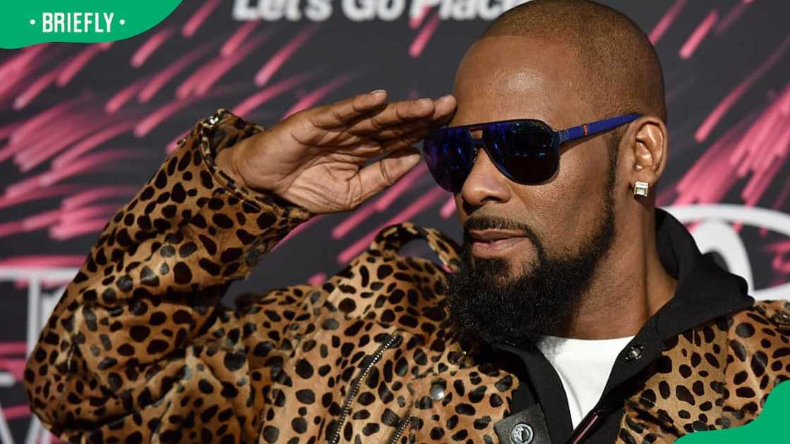 R. Kelly attending the Soul Train Music Awards R. Kelly attending the Soul Train Music Awards