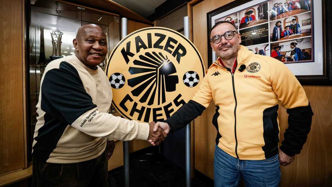 Kaizer Chiefs, Renaldo Leaner. Kaizer Chiefs, Renaldo Leaner.