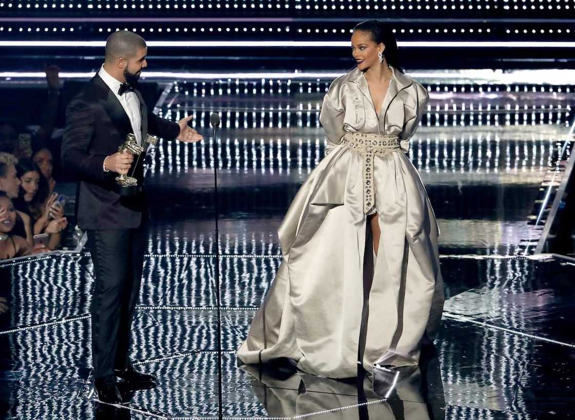 Drake presenting Rihanna with a VMA Drake presenting Rihanna with a VMA