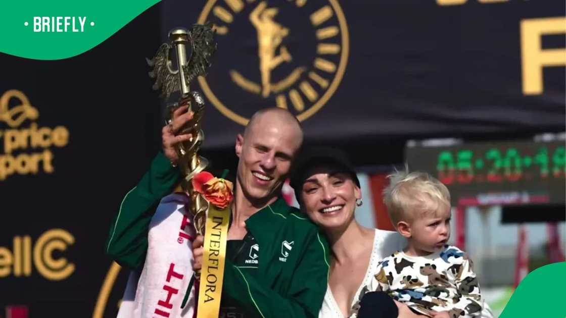 A heartwarming post-race photograph captured the victorious athlete celebrating his marathon achievement with his joyful family on the podium A heartwarming post-race photograph captured the victorious athlete celebrating his marathon achievement with his joyful family on the podium