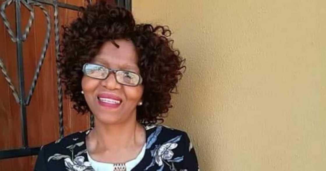 staying, woman, packet, mall, clicks, good samaritan, shop, shoppers, roodepoort staying, woman, packet, mall, clicks, good samaritan, shop, shoppers, roodepoort