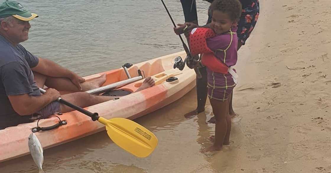 Eastern Cape, Little Girl Reel in Big Fish, Mzansi, Kenton, South Africa