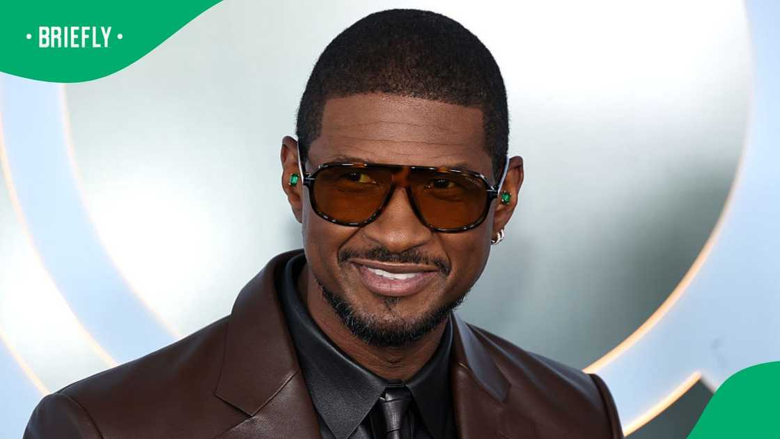 Lady embarrasses Usher on stage. Lady embarrasses Usher on stage.