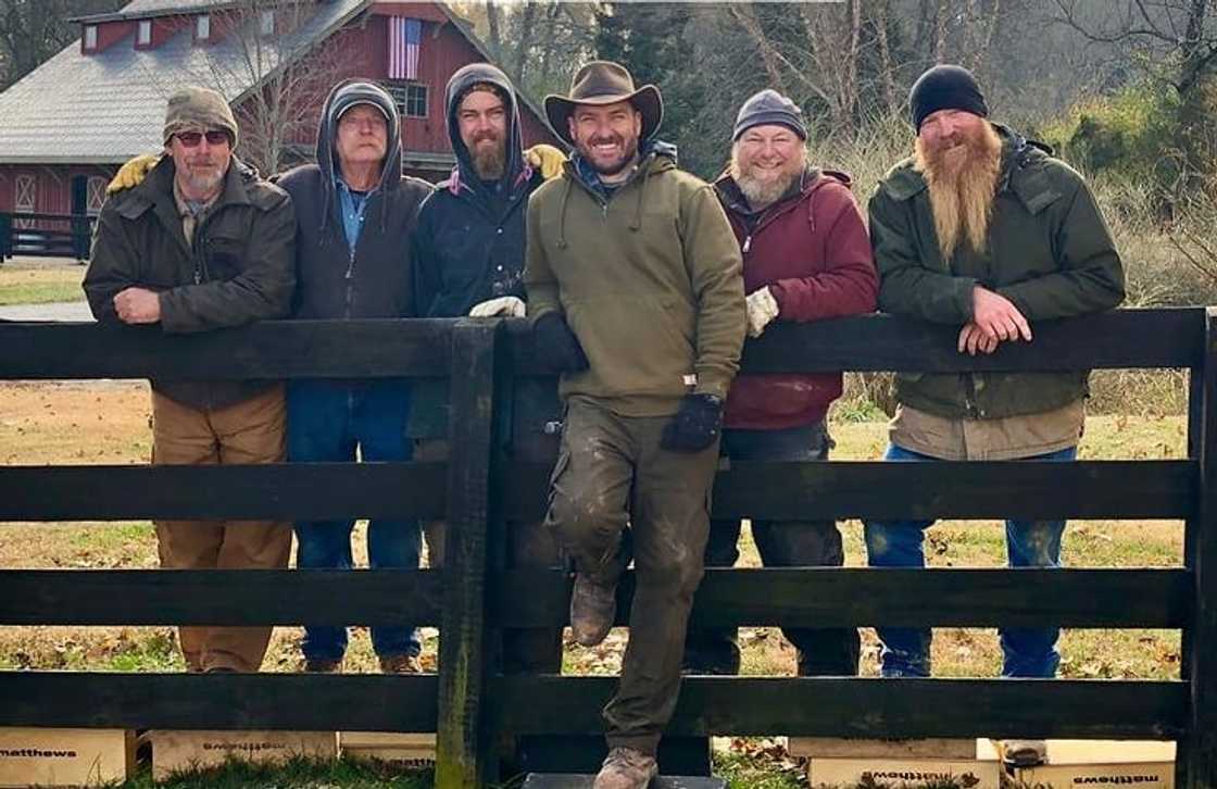 Barnwood Builders cast and characters