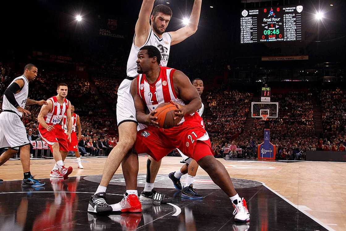 Sofoklis Schortsanitisof up against Slavko Vranes during the Euroleague Basketball Semifinal 2 in Paris, France. Photo: Catherine Steenkeste. Sofoklis Schortsanitisof up against Slavko Vranes during the Euroleague Basketball Semifinal 2 in Paris, France. Photo: Catherine Steenkeste.