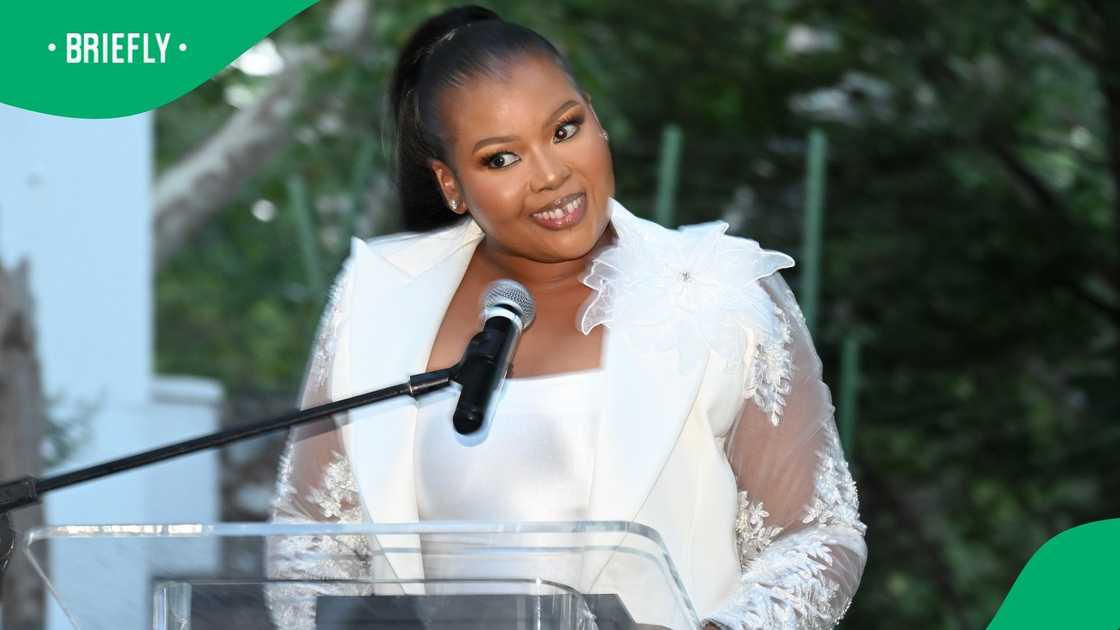 Anele Mdoda flaunts diamond ring Anele Mdoda flaunts diamond ring