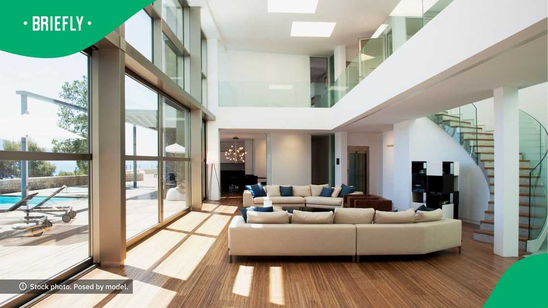 Lady buys home in Cape Town Lady buys home in Cape Town