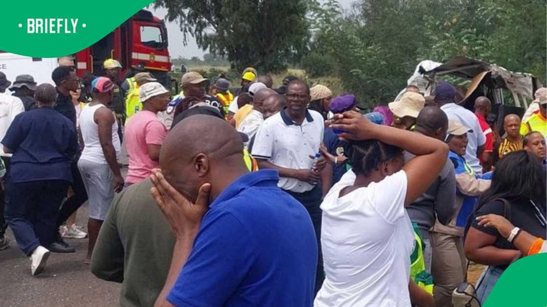 People at the Vaal crash site.