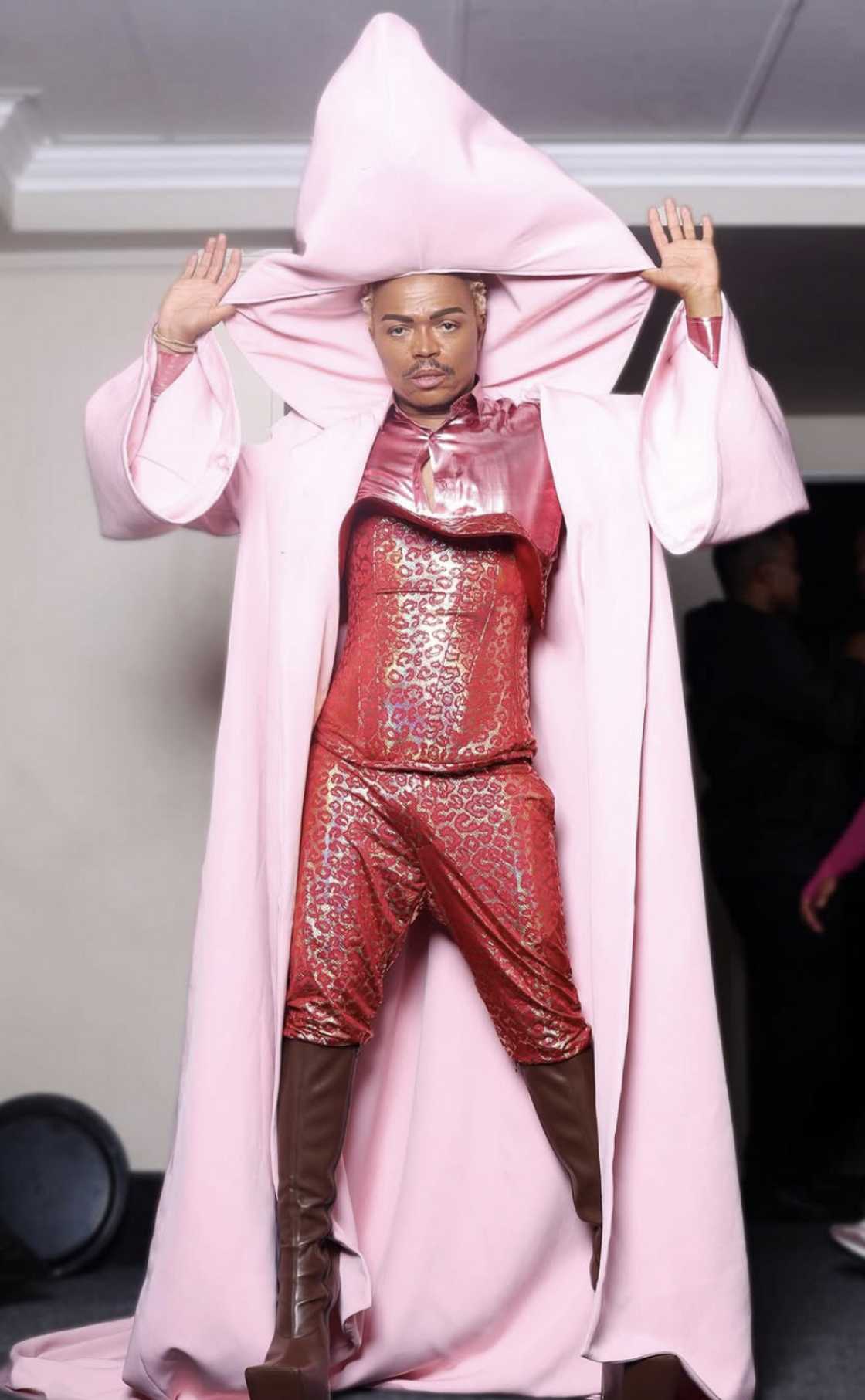 Online users questioned Somizi Mhlongo's eye for fashion Online users questioned Somizi Mhlongo's eye for fashion
