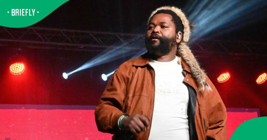 Fans poke fun at Sjava for poses. Fans poke fun at Sjava for poses.