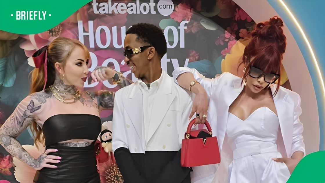 Jojo Robinson and Lasizwe as well as Khanyi Mbau sang along on their carpool.
