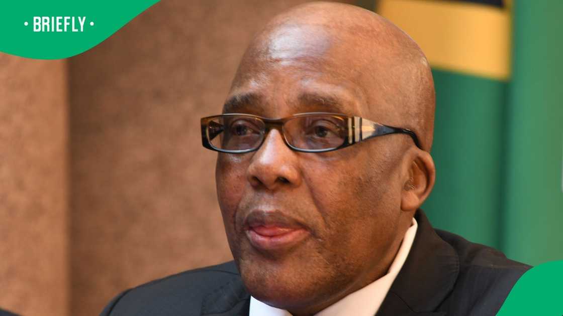 Dr Aaron Motsoaledi revealed that an unaccredited company was awarded a R428 million tender to supply 55 hospitals with oxygen Dr Aaron Motsoaledi revealed that an unaccredited company was awarded a R428 million tender to supply 55 hospitals with oxygen