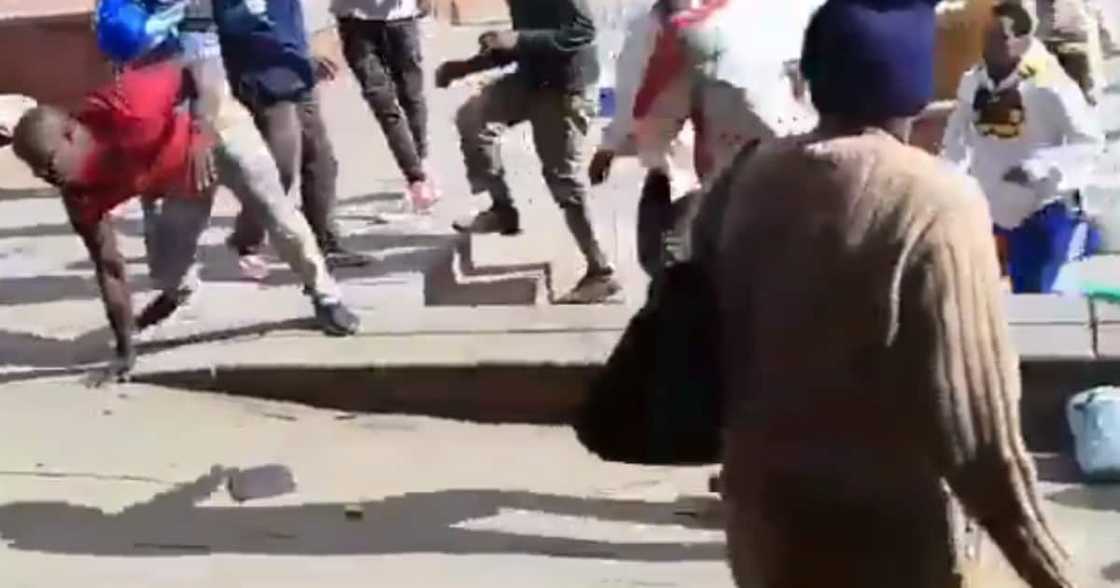 Eish: SA Reacts to Clip of Gangsters Robbing Hawkers in Broad Daylight Eish: SA Reacts to Clip of Gangsters Robbing Hawkers in Broad Daylight