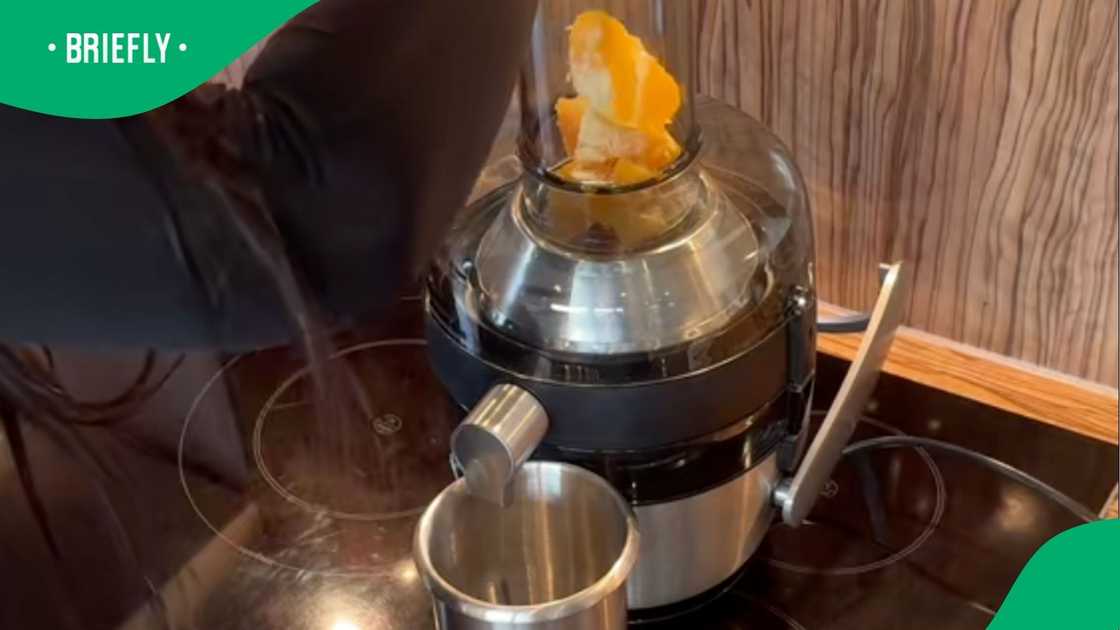 A woman showed how to make Oros A woman showed how to make Oros