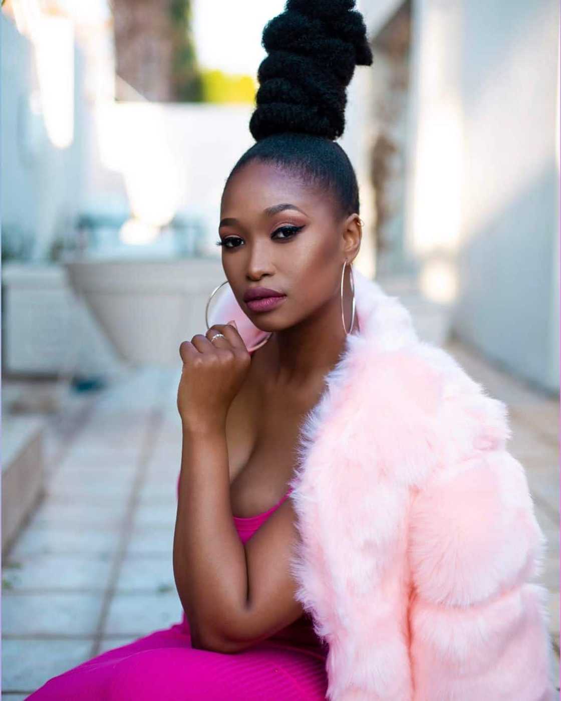 Zola Nombona biography: age, sister, Robert Marawa, songs, nominations, awards, education, TV shows, movies and Instagram Zola Nombona biography: age, sister, Robert Marawa, songs, nominations, awards, education, TV shows, movies and Instagram