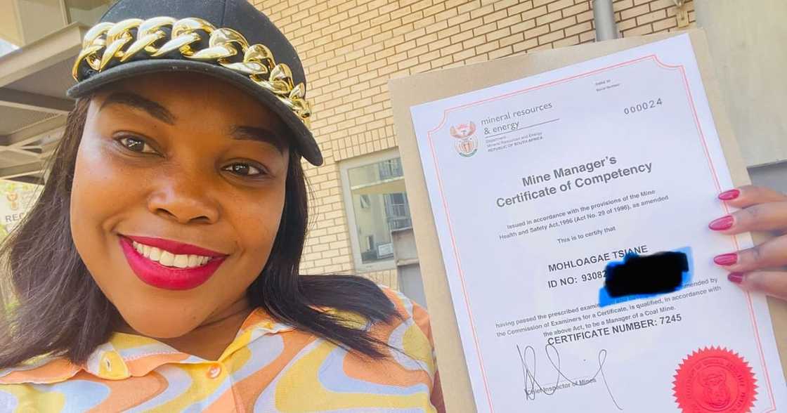 The Pretoria woman in mining holding her certificate proudly The Pretoria woman in mining holding her certificate proudly