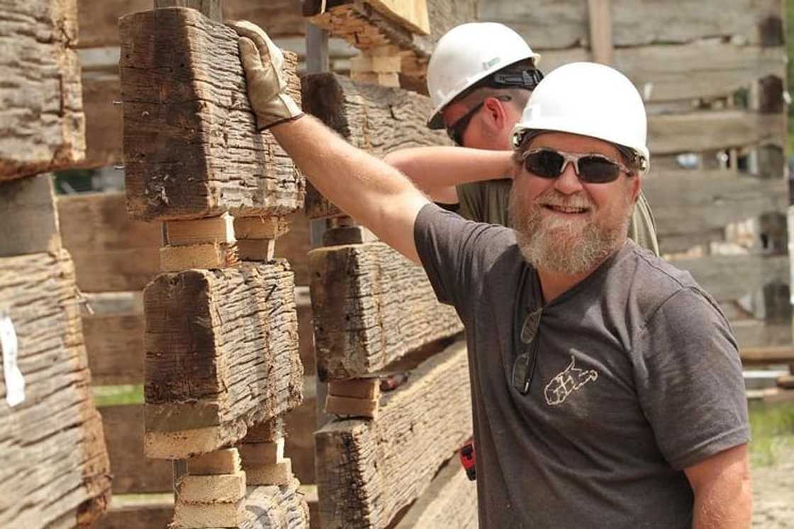 Where Is Tim On Barnwood Builders 2021 Barnwood Builders cast and characters - Briefly.co.za