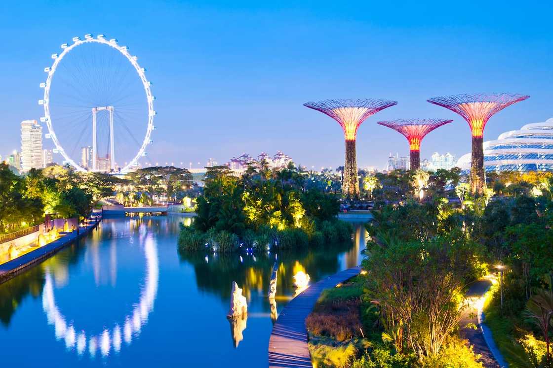 The Singapore Flyer is a giant Ferris wheel located in Singapore, constructed in 2005–2008 The Singapore Flyer is a giant Ferris wheel located in Singapore, constructed in 2005–2008