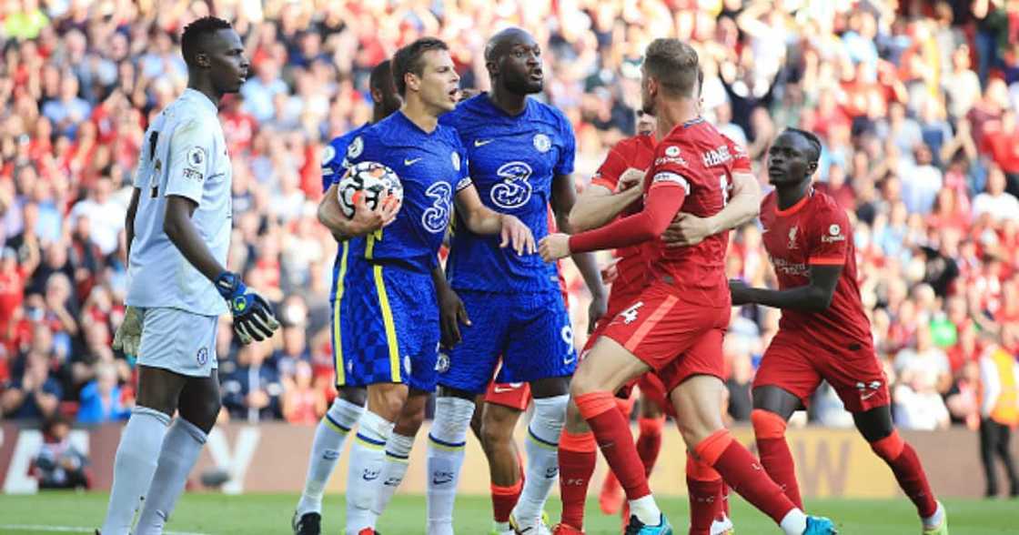 Cesar Azpilicueta and Romelu Lukaku step in as Jordan Henderson of Liverpool confronts Chelsea goalkeeper Edouard Mendy during their Premier League meeting at Anfield. (Photo by Simon Stacpoole/Offside/Offside via Getty Images)