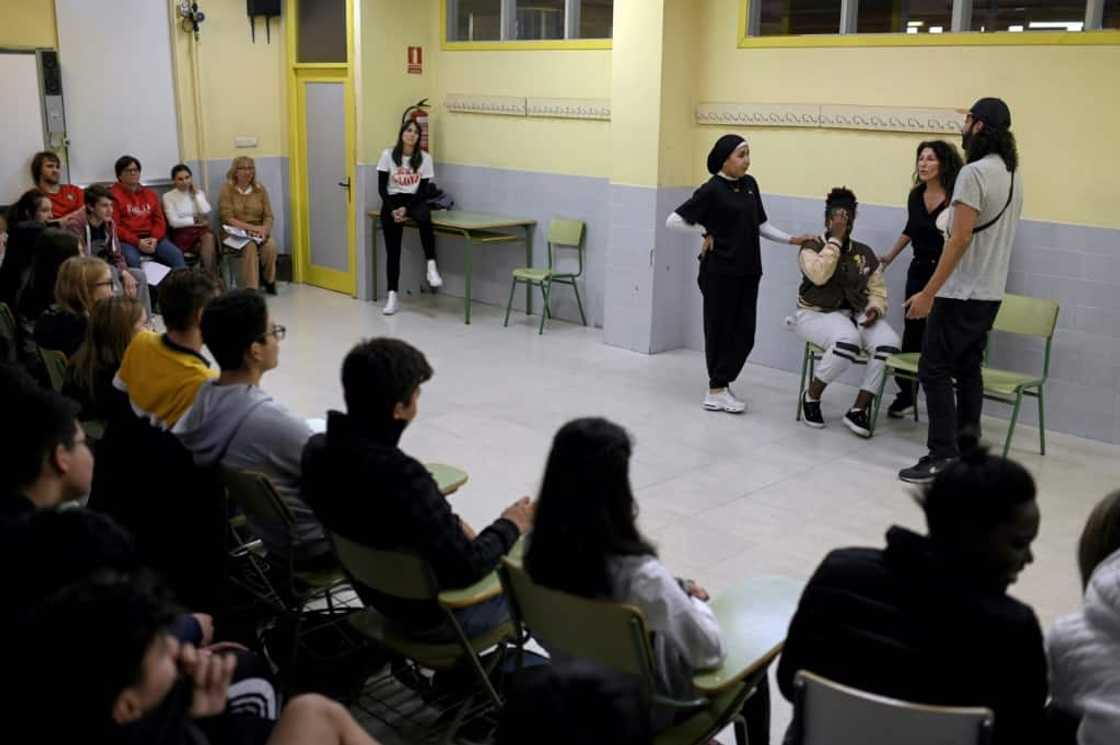 Teatro que Cura uses interactive theatre to immerse teens in dramatised scenarios to raise awareness about conflict and gender-based violence Teatro que Cura uses interactive theatre to immerse teens in dramatised scenarios to raise awareness about conflict and gender-based violence