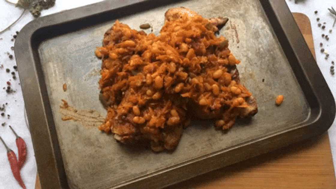 Chicken covered in chakalaka sauce Chicken covered in chakalaka sauce
