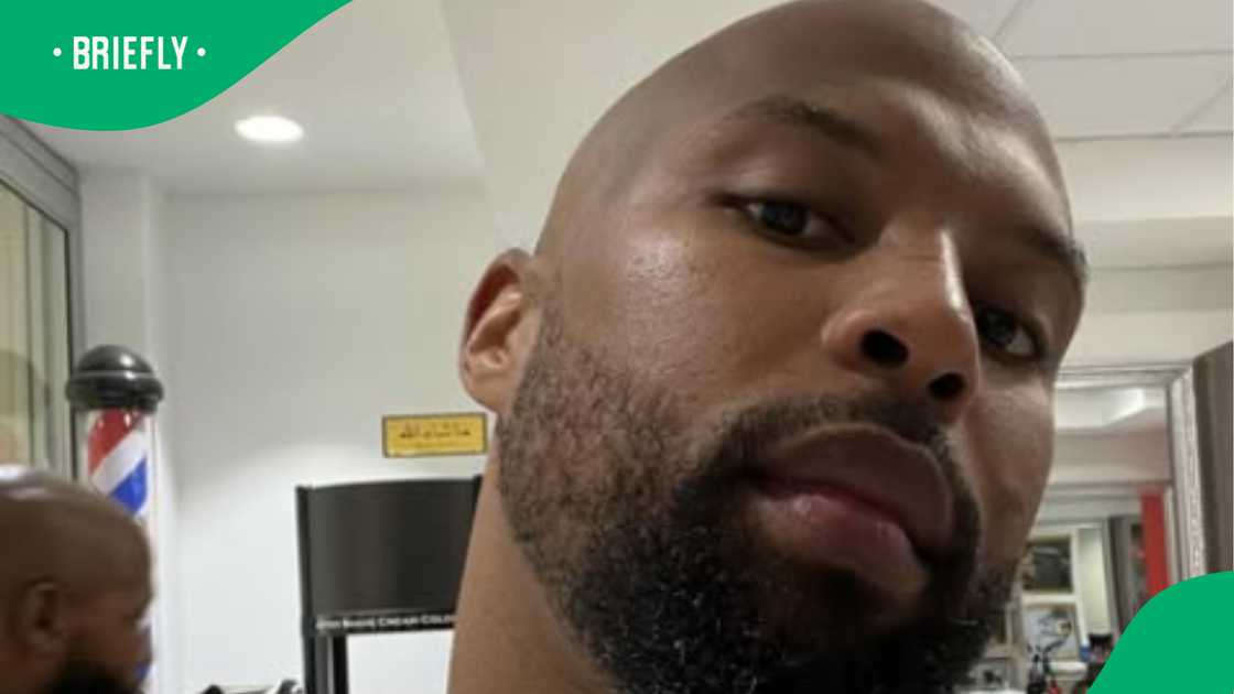 Sizwe Dhlomo reacted to a fan asking for freebies Sizwe Dhlomo reacted to a fan asking for freebies