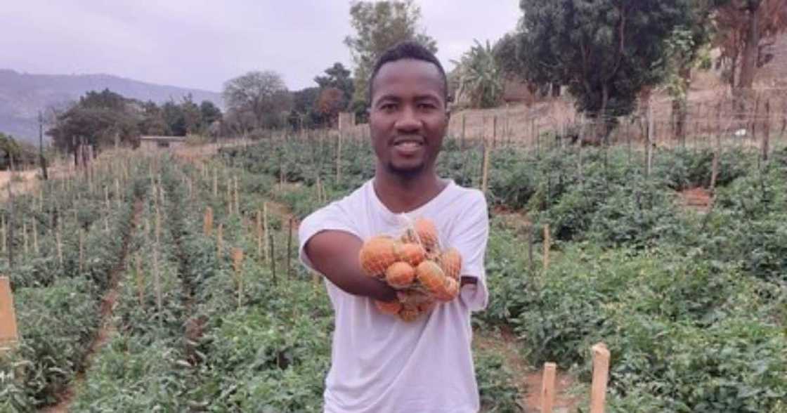 Man, shows off his hustle, inspires Mzansi Man, shows off his hustle, inspires Mzansi