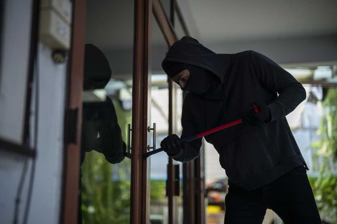 Thieves look for opportunity Thieves look for opportunity