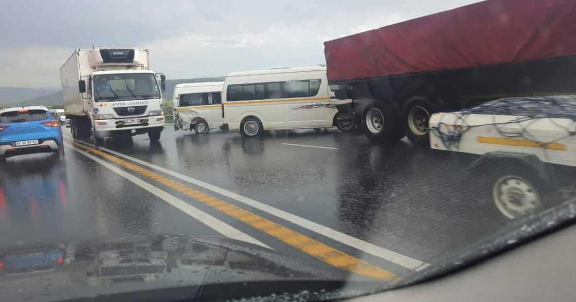 Taxi crash on N3 in wet roads