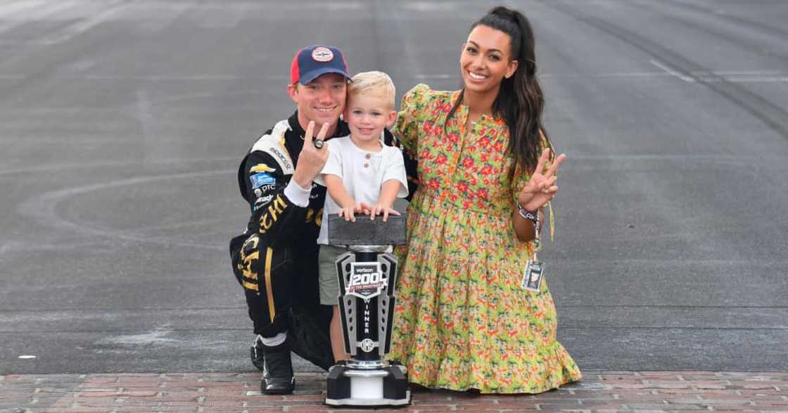 Who is Alexa De Leon married to? Who is Alexa De Leon married to?