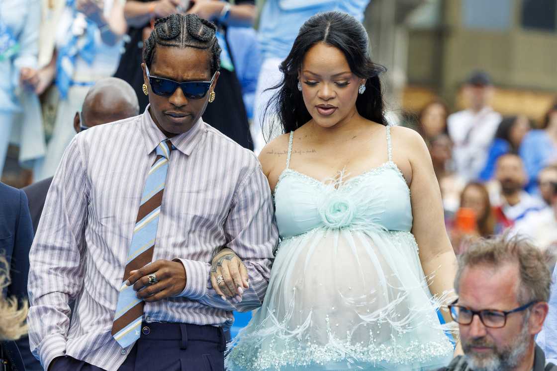 Netizens reacted to Rihanna's third pregnancy.
