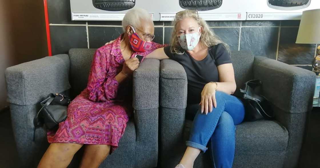 Kind-hearted stranger pays for elderly lady's tires and battery Kind-hearted stranger pays for elderly lady's tires and battery