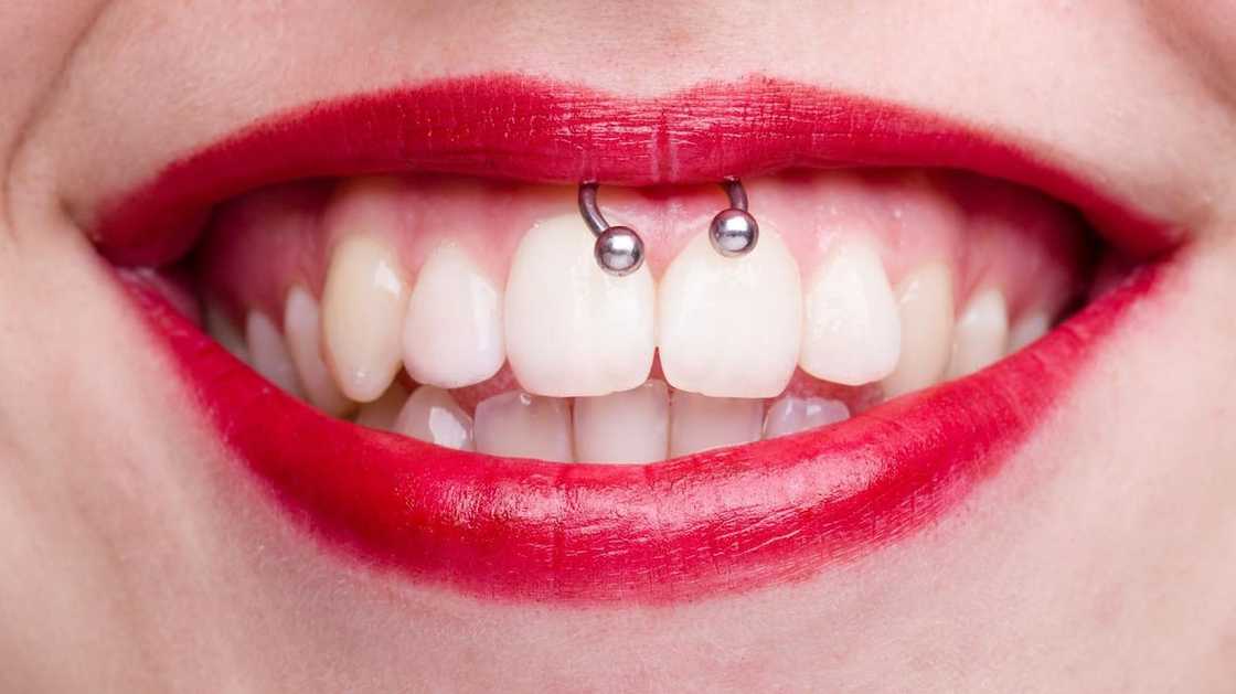 Does the smiley piercing hurt?