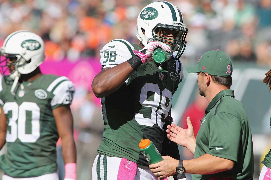 Linebacker Calvin Pace hydrated during a water break