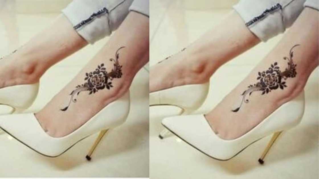 Henna pattern Henna pattern