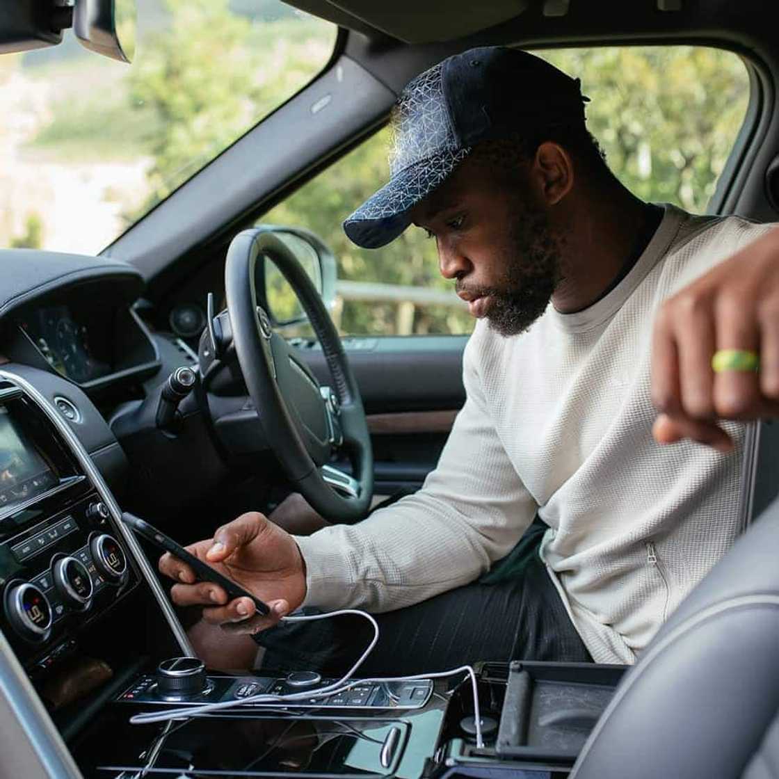 Siya Kolisi biography: age, measurements, children, wife, education, injury, club, salary, car and Instagram Siya Kolisi biography: age, measurements, children, wife, education, injury, club, salary, car and Instagram