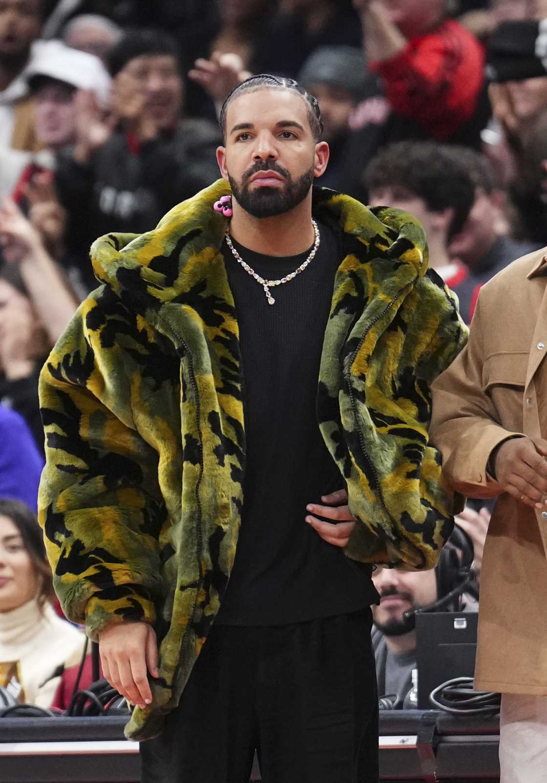Netizens unimpressed by Drake's fake abs Netizens unimpressed by Drake's fake abs