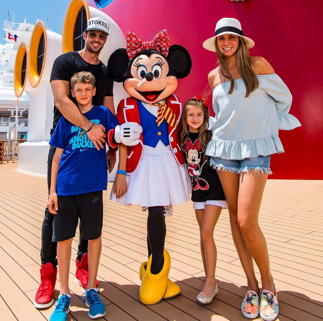 William Levy, actress Elizabeth Gutiérrez and their children
