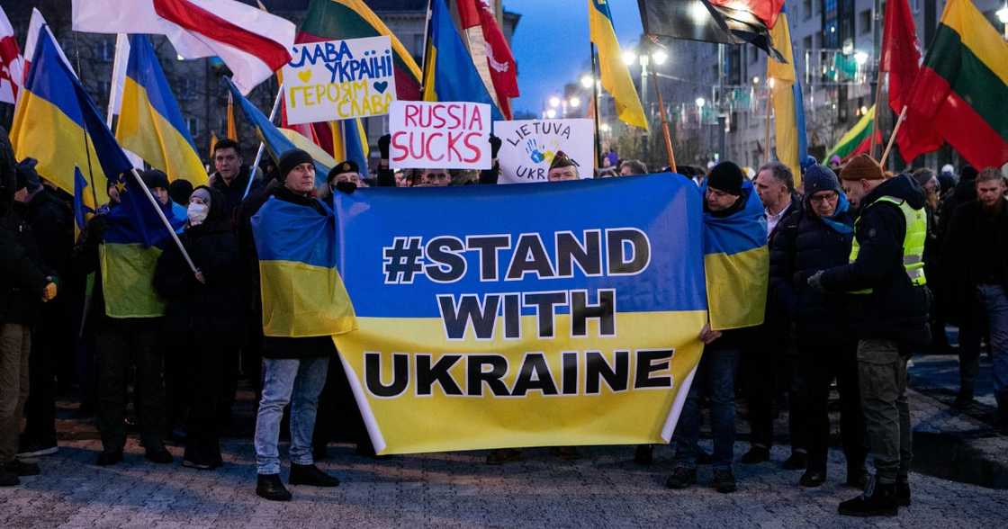 Ukrainian citizens, fight the war, Russian invasion, crowdfunding, weapons Ukrainian citizens, fight the war, Russian invasion, crowdfunding, weapons